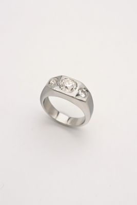 gros plan d'une bague avec des diamants sur fond blanc