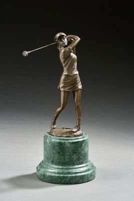 statue en bronze représentant une femme jouant au golf, posée sur un socle en marbre