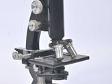 Gros plan d'un microscope sur fond blanc