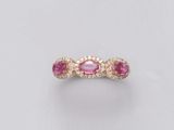 une bague en saphir rose et diamant