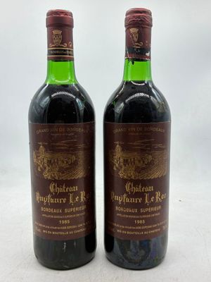 deux bouteilles de vin rouge posées sur une table blanche