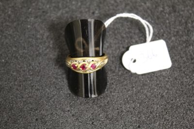 un anneau posé sur un objet noir