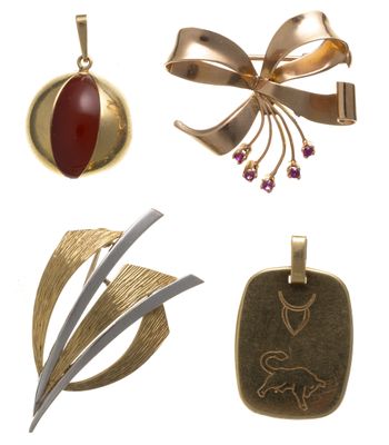 Plusieurs types de bijoux sont présentés sur un fond blanc