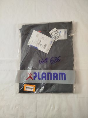 Le t-shirt est noir et porte un logo bleu.