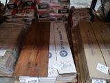 de nombreuses caisses en bois à l'arrière d'un camion