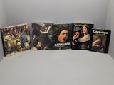 quatre livres exposés dans un coin d'une pièce