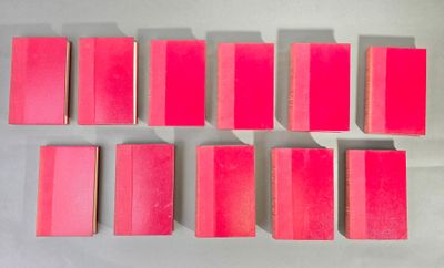 plusieurs pains de savon roses posés sur une surface blanche