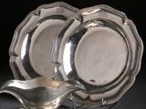 une assiette en argent avec une soucoupe posée dessus