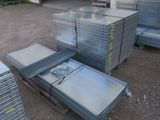 de nombreuses plaques d'acier empilées les unes sur les autres