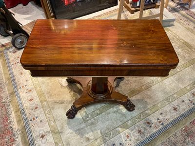 une petite table avec un plateau en bois sur un tapis