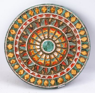 une image représentant une assiette décorative ornée d'un motif circulaire