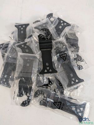 de nombreux objets en plastique qui ont été emballés dans du plastique