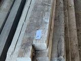 de nombreuses pièces de bois empilées les unes sur les autres