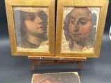 deux tableaux représentant une femme et un homme posés sur un chevalet