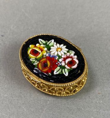 Pilulier ovale en métal doré orné de micro mosaïque sur son …