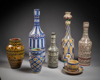 de nombreux vases différents posés sur une table