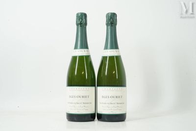 deux bouteilles de vin posées l'une à côté de l'autre sur une surface blanche