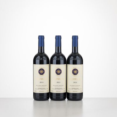 trois bouteilles de vin posées sur une table l'une à côté de l'autre