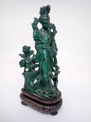 statue d'une femme avec un enfant, posée sur un socle