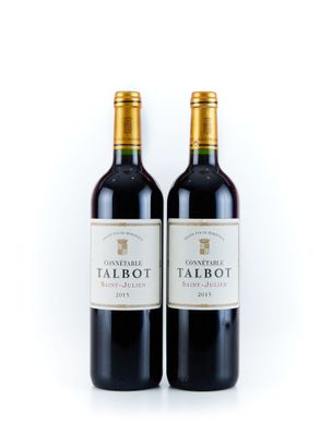 deux bouteilles de vin rouge posées l'une à côté de l'autre sur une surface blanche
