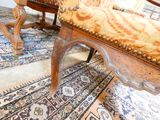 une chaise posée sur un tapis au sol
