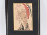 portrait d'une femme coiffée d'un chapeau rouge devant un mur blanc