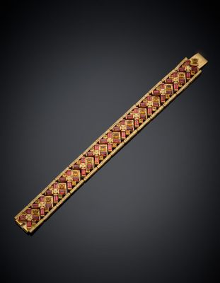 un bracelet en or orné de motifs rouges et jaunes