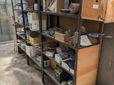 une étagère contenant de nombreux objets dans une pièce