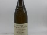 une bouteille de vin posée sur une table