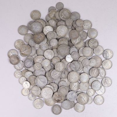 une pile de pièces d'argent posée sur une surface blanche