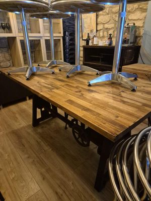 une table sur laquelle sont posées plusieurs chaises