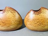 deux vases posés sur une table