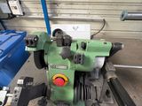 une machine posée sur une table dans un garage