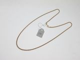 gros plan d'un collier auquel est attachée une étiquette