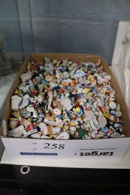 une boîte en carton remplie d'objets divers, exposée dans une vitrine