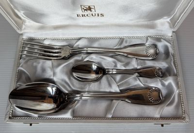 une boîte contenant un service d'argenterie
