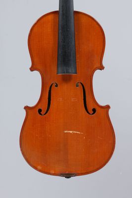 un vieux violon avec un archet sur fond blanc