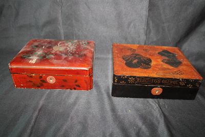 Paire de boîtes décoratives en bois laqué, ornées de motifs …