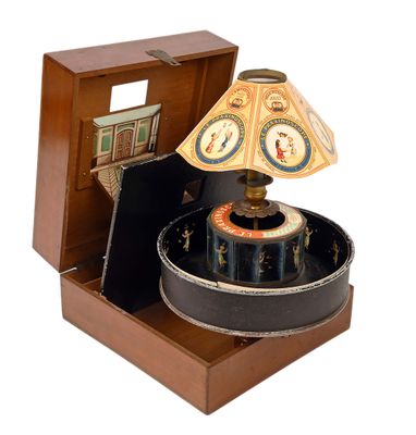 une boîte en bois sur laquelle est posée une lampe