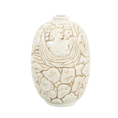un vase blanc orné d'un motif sur fond blanc