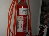 un extincteur fixé au mur