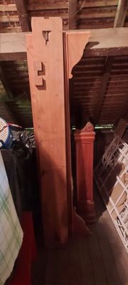 une horloge posée dans un coin d'une pièce