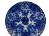 une assiette bleue et blanche ornée d'un motif floral