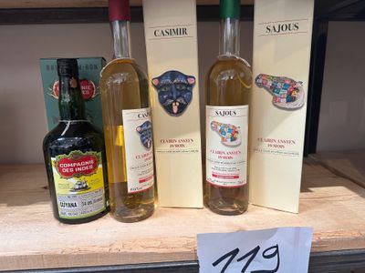 trois bouteilles de vin et une bouteille d'alcool sur une étagère
