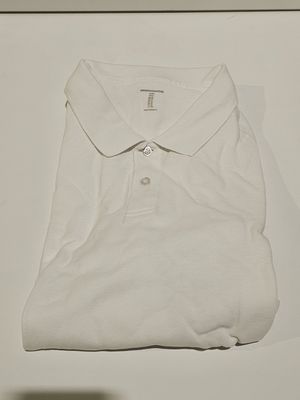 une chemise blanche posée sur une table blanche