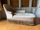 une chaise posée sur un sol en bois dur