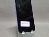 un téléphone posé sur un support, sur une table