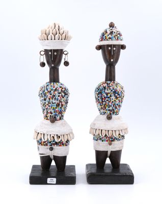 paire de figurines africaines représentant deux femmes coiffées de chapeaux