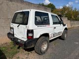 une camionnette blanche garée sur le bord de la route