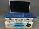 une mallette contenant un ordinateur portable, posée sur une table